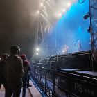 El público asistió bien abrigado al concierto de Cronometrobudú en la plaza de Santa Teresa a 7ºC de temperatura. L. G. L.