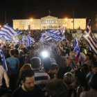Los ciudadanos griegos tras el referendum, este domingo.-Fot: AGENCIAS