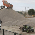 Movimiento de tierra y máquinas trabajando ayer por la mañana en los terrenos de Campofrío ubicados en la calle de La Bureba.-RAÚL G. OCHOA