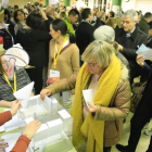 Votantes en el Ramon Llull-FERRAN NADEU