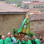 Un momento de la procesión en la que se pasea al santo que comparten con tierras irlandesas-R. F.