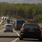Turismos y camiones circulando por la N-I.-G.G.