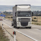 Un camión y varios vehículos discurren por uno de los tramos construidos de la A-73 en la provincia de Burgos.-SANTI OTERO
