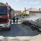 Dos miembros de los Bomberos extinguiendo un incendio de pelusas en la capital burgalesa.-RAÚL G. OCHOA