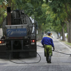 Imagen de archivo de las tareas de asfaltado del pasado año, en este caso en la zona de La Castellana.-RAÚL G. OCHOA