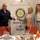 Los representantres rotarios y los directivos de la asociación durante la entrega del cheque.-ECB