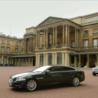 Cameron sale del palacio de Buickingham tras reunirse con la reina, este lunes.-Foto:   REUTERS / ANTHONY DEVLIN