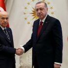 Recep Tayyip Erdogan y Devlet Bahceli, líder del ultranacionalista MHP.-/ YASIN BULBUL