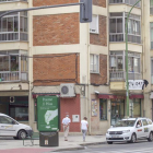 El joven taxista agredido estaba esperando clientes en esta parada de la calle Vitoria cuando a las diez y media sufrió el atraco de un conocido delincuente.-S. OTERO