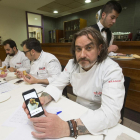 Félix Manso muestra una foto de uno de los pinchos.-RAÚL G. OCHOA