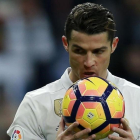 Cristiano Ronaldo se prepara para lanzar un penalti.-GETTY / GONZALO ARROYO MORENO