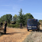 Un convoy con una decena de vehículos de la Policía Nacional sale de Astorga con un amplio equipo de efectivos hacia Castrillo de los Polvazares (León)-Ical