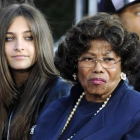 Paris Jackson y su abuela, Katharine, en el 2012.-REUTERS / PHIL MCCARTEN
