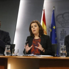 Alfonso Alonso, Soraya Sáenz de Santamaría y Cristóbal Montoro, en la rueda de prensa posterior al Consejo de Ministros.-EFE / JUAN CARLOS HIDALGO