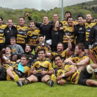 Plantilla, cuerpo técnico y directiva del UBUAparejadores celebra la clasificación del equipo para la segunda ronda del play off, ayer, en Zarautz.-ECB