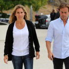 Arantxa Sánchez Vicario yh su marido Josep Santacana, en agosto del 2013.-RICARD CUGAT