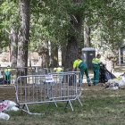 Operarios del sevicios de limpieza trabajan en el Parral durante la mañana de ayer.-SANTI OTERO