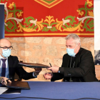 El consejero de Cultura y Turismo, Javier Ortega (I), y el presidente de la Fundación VIII Centenario de la Catedral. Burgos 2021, Mario Iceta (D), firman un Protocolo de colaboración