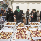 Vecinos del barrio y ‘forasteros’ no faltaron a la cita y degustaron la tradicional cecina.-ISRAEL L. MURILLO