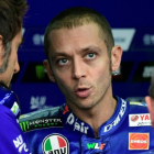 Valentino Rossi dialoga con sus técnicos.-/ AFP / JAVIER SORIANO