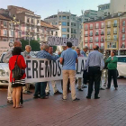 Los taxistas se concentraron ayer frente al Ayuntamiento.-ECB