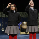 Las niñas de San Ildefonso Lorena Stefan y Nicol Valenzuela muestran las bolas del número 79140, el Gordo de Navidad.-EFE / SERGIO BARRENECHEA