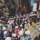 Concentración de grupos de turistas ayer en la Trinchera del Ferrocarril de los yacimientos.-D.CANALES (SACE-F.Atapuerca)