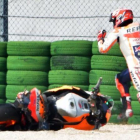 La caída de Marc Márquez (Honda), en los ensayos decisivos del GP de San Marino.-AFP / TIZIANA FABI
