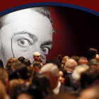 Asistentes a la inauguración de ’Salvador dalí. Arte mágico’, en el centro de exposiciones Manezh, en Moscú.-EFE / MAXIM SHIPENKOV