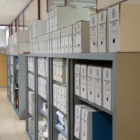 Imagen de una de las secciones municipales donde se acumulan cajas de documentación.-ECB
