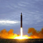 Imagen distribuida por Pionyang el pasado 30 de agosto del lanzamiento de un misil de alcance medio. /-AP / KOREA NEWS