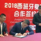 Albano Martínez, director deportivo delSanPablo, firma en China el acuerdo de colaboración.-SAN PABLO BURGOS