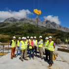 El consejero de Fomento y Medio Ambiente, Juan Carlos Suárez-Quiñones y el director del Organismo Autónomo Parques Nacionales, Basilio Rada Martínez, visitan las obras de construcción del nuevo Centro de Visitantes del Parque Nacional de los Picos de Euro-ICAL