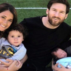 Messi, con su esposa y sus hijos Mateo, Thiago y Ciro, en abril del 2018 poco después del nacimiento de este último.-EL PERIÓDICO