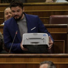 Rufián muestra una impresora durante la sesión de control al Gobierno, este miércoles.-JOSÉ LUIS ROCA