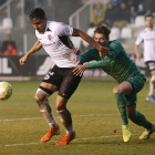 Diosbert Rivero intenta controlar un balón ante el acoso del portero del Haro-Santi Otero