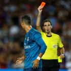 De Burgos Bengoetxea expulsa a Ronaldo durante el partido de ida de la Supercopa-JUAN MEDINA / REUTERS