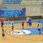Epi da instrucciones a sus jugadores durante el entrenamiento celebrado ayer en el Coliseum.-ISRAEL L. MURILLO