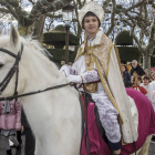 Rubén Menéndez, a lomos de un caballo blanco, recorre el paseo delEspolón con destino al Ayuntamiento.-SANTI OTERO