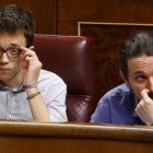 Pablo Iglesias e Íñigo Errejón en sus escaños, este miércoles durante el pleno del Congreso.-