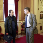 Teódulo Revilla conversa con Javier Lacalle antes de la reunión.-RAÚL G. OCHOA