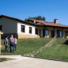 Un grupo de personas charla en el exterior de una casa rural. ICAL