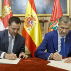 El alcalde de Burgos y el rector de la UBU firman el acuerdo para desbloquear la cesión de parcelas de 100.000 metros en la Milanera a la Universidad. SANTI OTERO