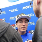 Aleix Espargaró habla con la prensa criticando la actitud de Suzuki, su equipo.-EMILIO PÉREZ DE ROZAS