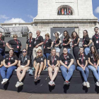 Son todos los que están, pero no están todos los que son. Foto de media familia antes de empezar con el lío.-Santi Otero