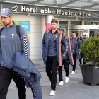 Jugadores y cuerpo técnico del Albacete Balompié dejan el hotel ABBA para partir en autocar hacia Albacete, después de que se suspendiese el encuentro de LaLiga 1/2/3 que tenía previsto disputar ante el Huesca esta tarde-EFE