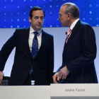 El consejero delegado, Gonzalo Cortázar (izquierda), con el presidente de CaixaBank, Isidro Fainé.-AFP
