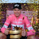 Chris Froome posa con el trofeo del Giro en el podio de Roma.-AP / DANIEL DAL ZENNARO