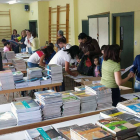 Un momento del reparto de libros que tuvo lugar estos días en el centro educativo Nuestra Señora de las Altices.-ECB