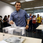El líder de Ciudadanos, Albert Rivera, vota en Barcelona.-Foto: GUSTAU NACARINO / REUTERS